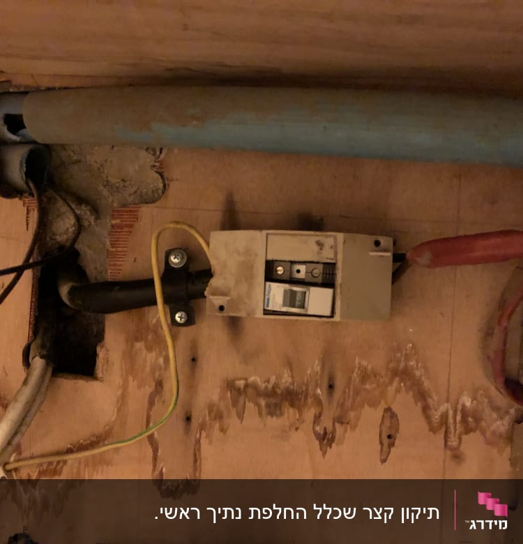 חוטי חשמל ומפסק על קיר עץ